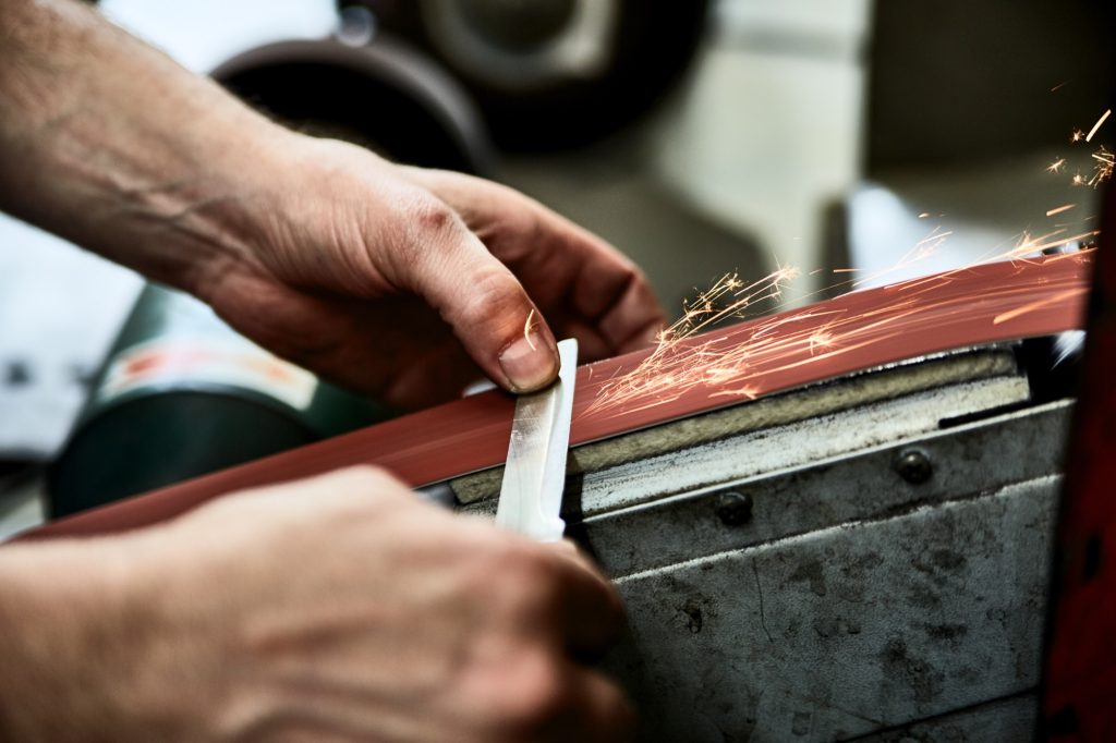 professionelles messer schärfen von hand an der maschine