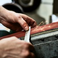 professionelles messer schärfen von hand an der maschine